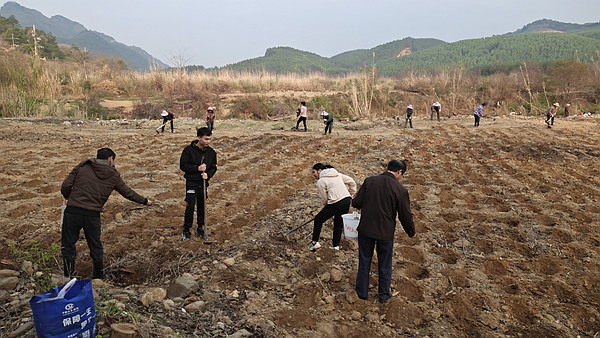 春耕是农民在大地上写诗是对天博体育下载地址土地的一次盛大抒情。(图1)