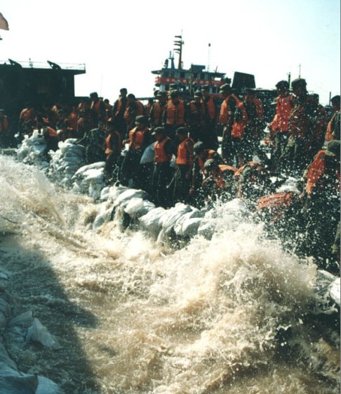 受强降雨影响京津冀多地受灾 部队官兵和民兵连续奋战抗洪抢险一线(图1)